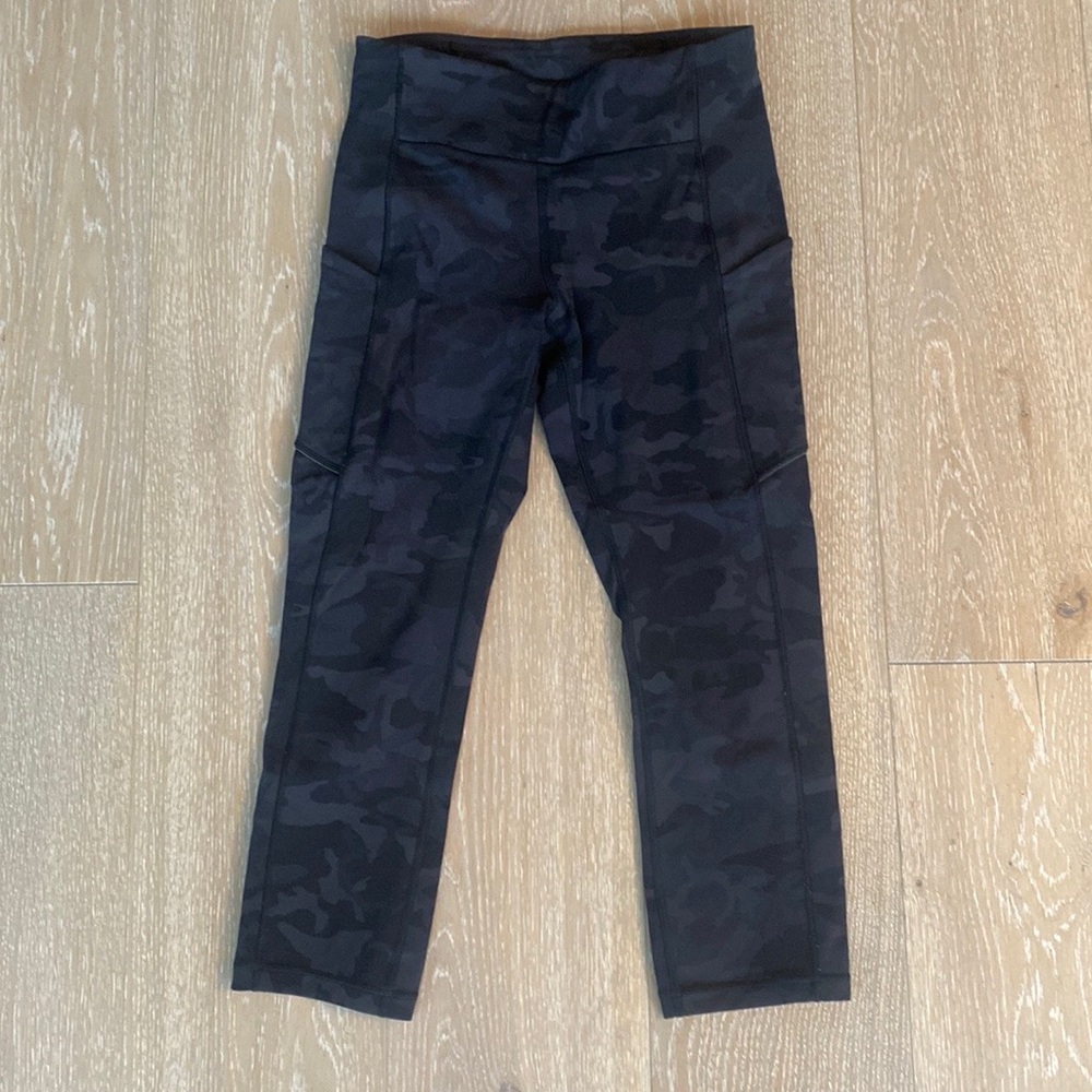 Lululemon black/gray camo athletic workout leggings with pockets & zipper back.
